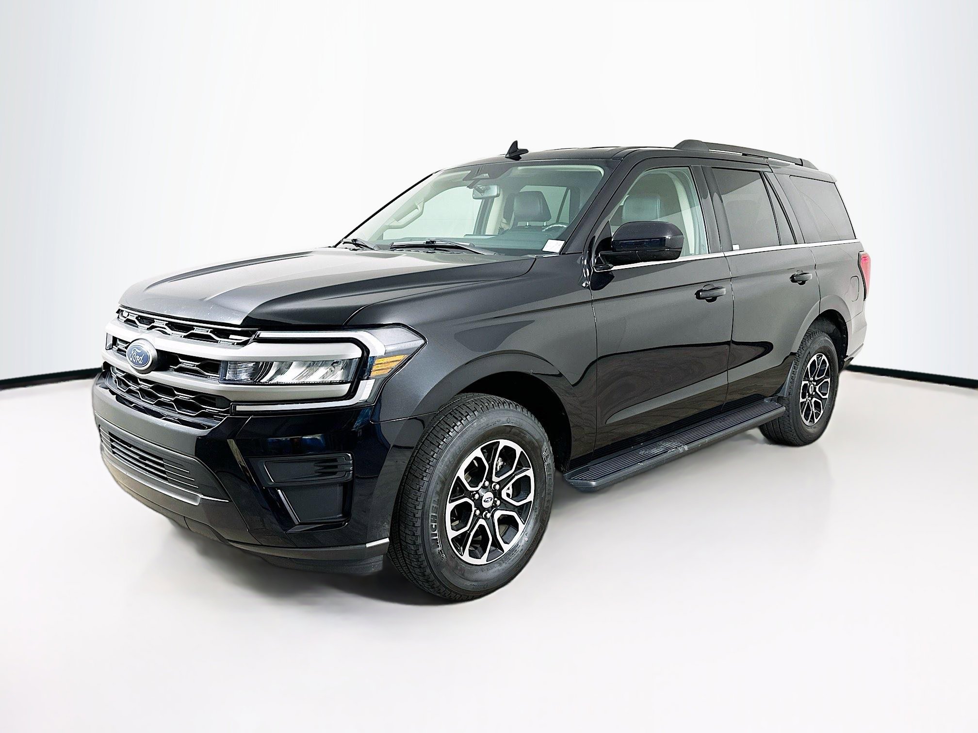 Used 2024 Ford Expedition XLT image 3