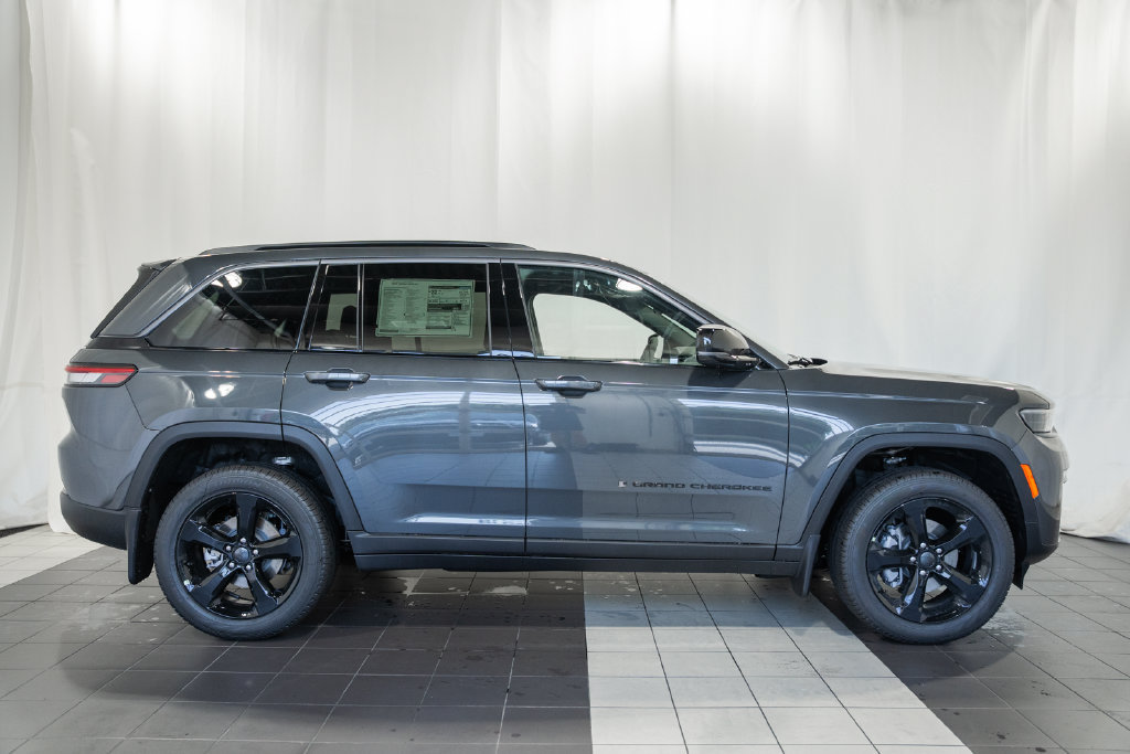 New 2026 Jeep Grand Cherokee Limited w/ Limited Altitude Package AWD/4WD image 3