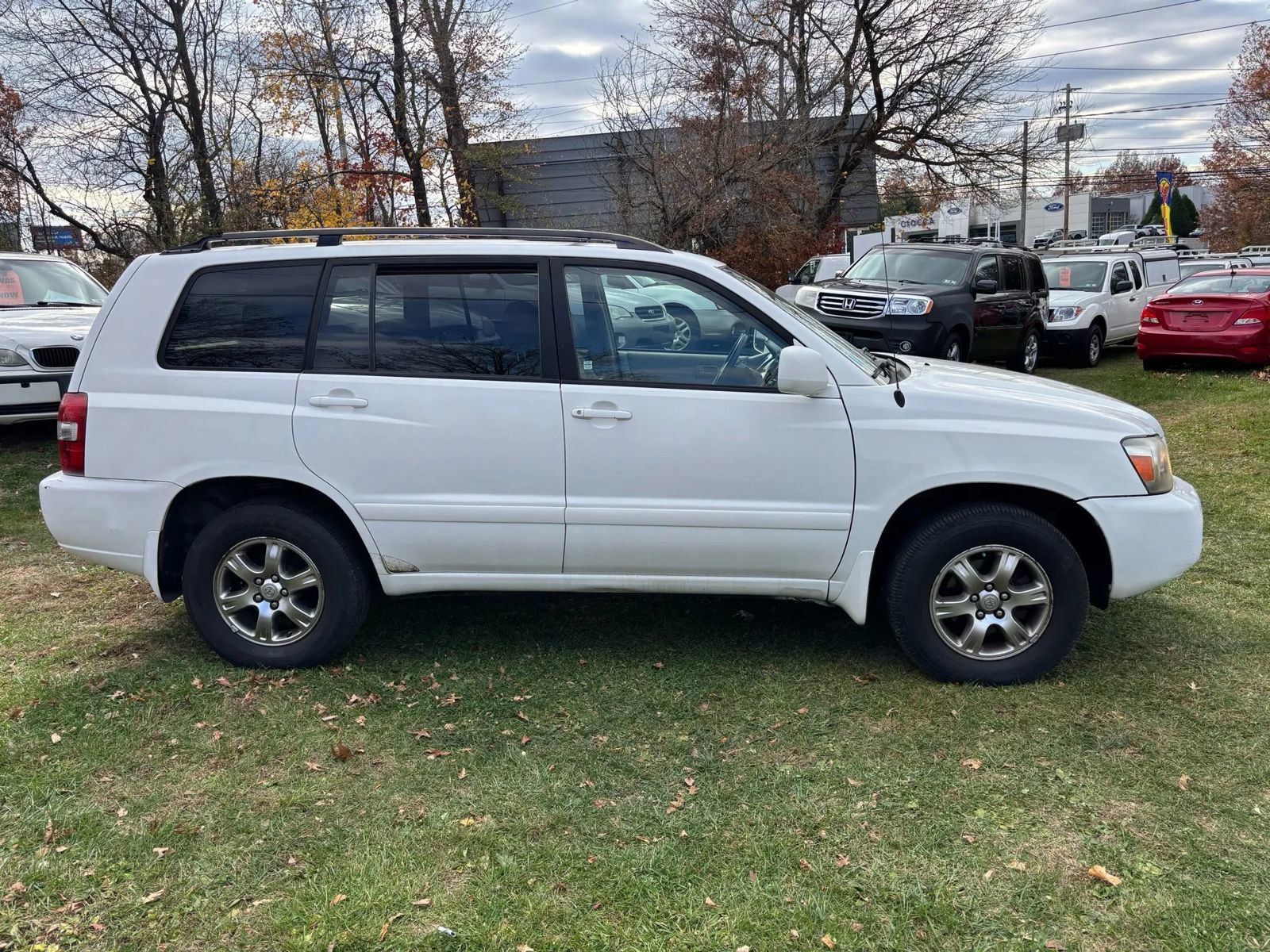 Used 2005 Toyota Highlander 4WD V6 w/ 3rd Row image 4