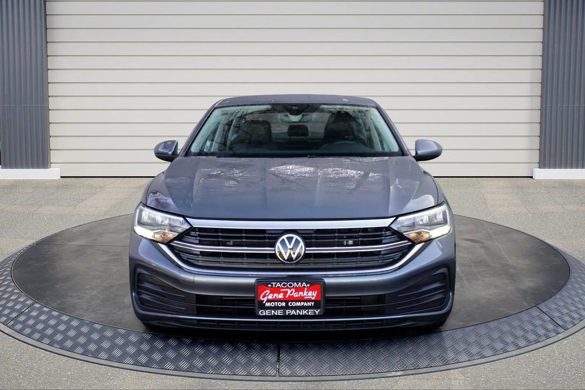 Used 2024 Volkswagen Jetta SE image 2