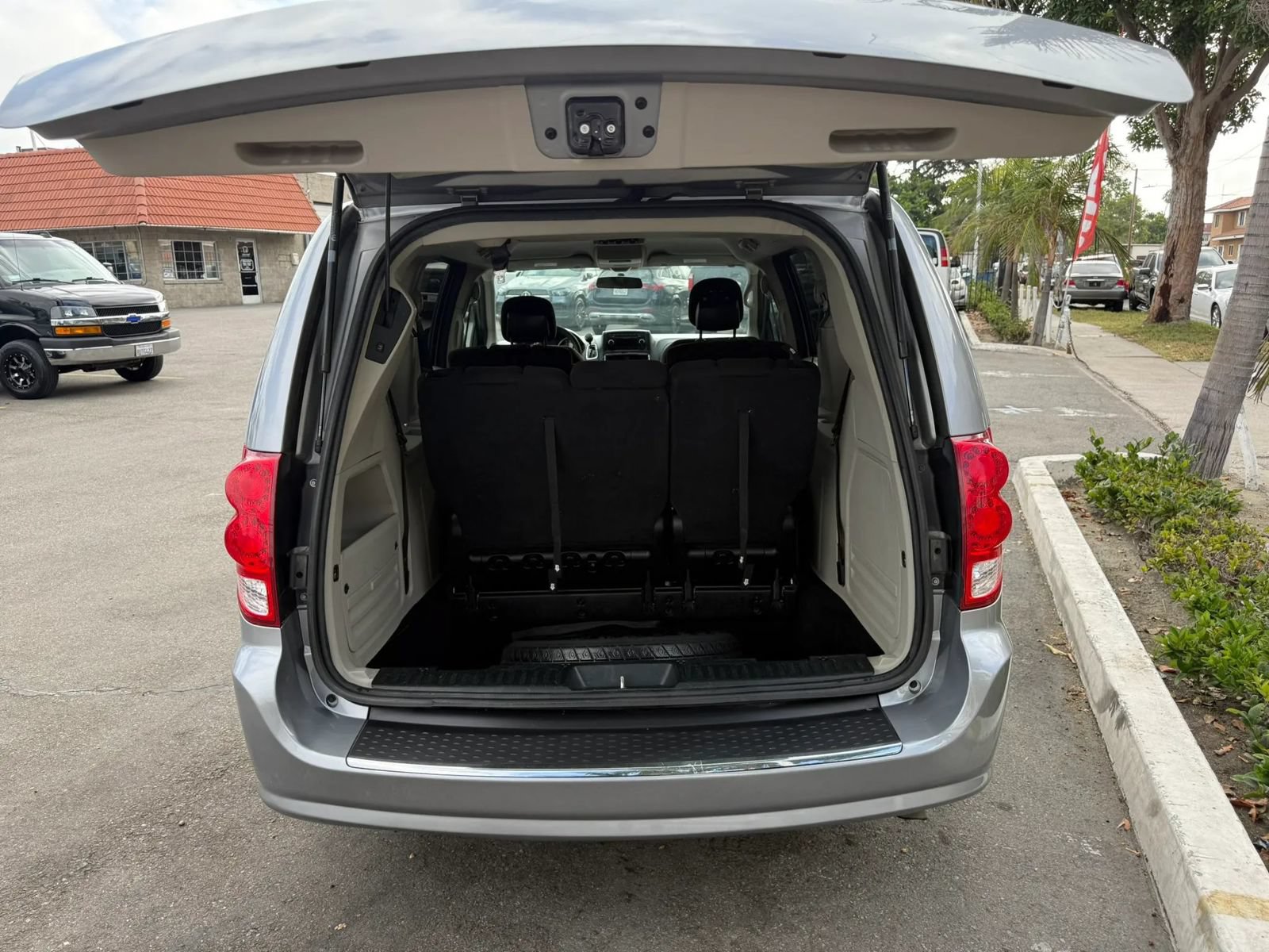 Used 2013 Dodge Grand Caravan SXT FWD image 9