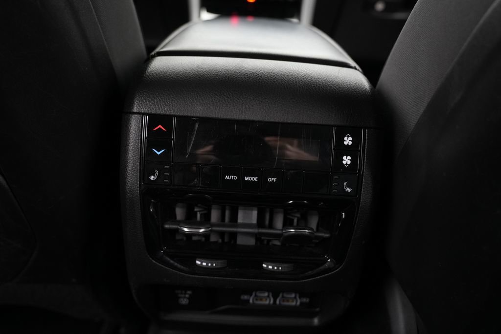 Used 2023 Jeep Grand Cherokee L Limited w/ Luxury Tech Group II AWD/4WD image 37