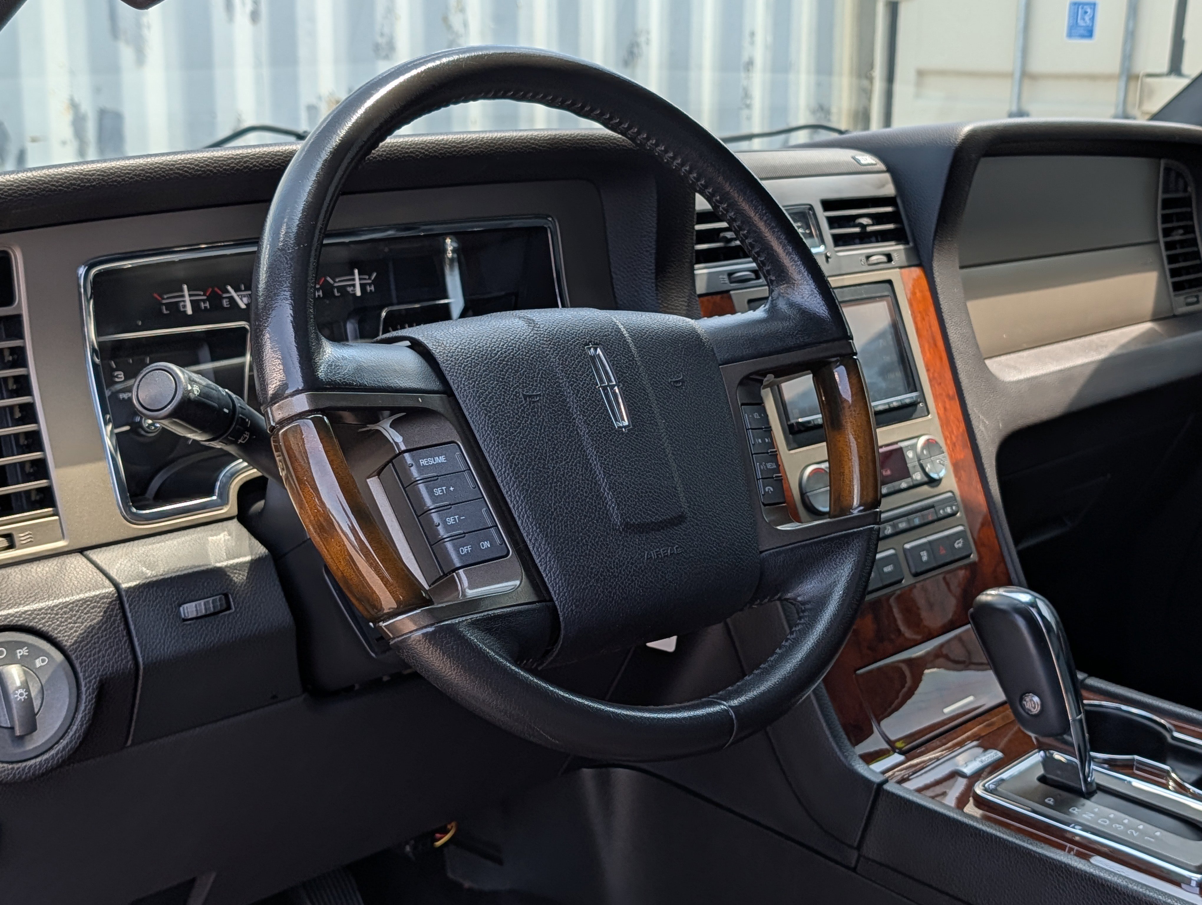 Used 2014 Lincoln Navigator 2WD image 23