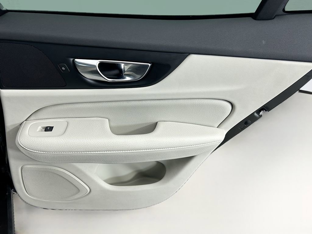 Used 2020 Volvo S60 T5 Momentum image 25