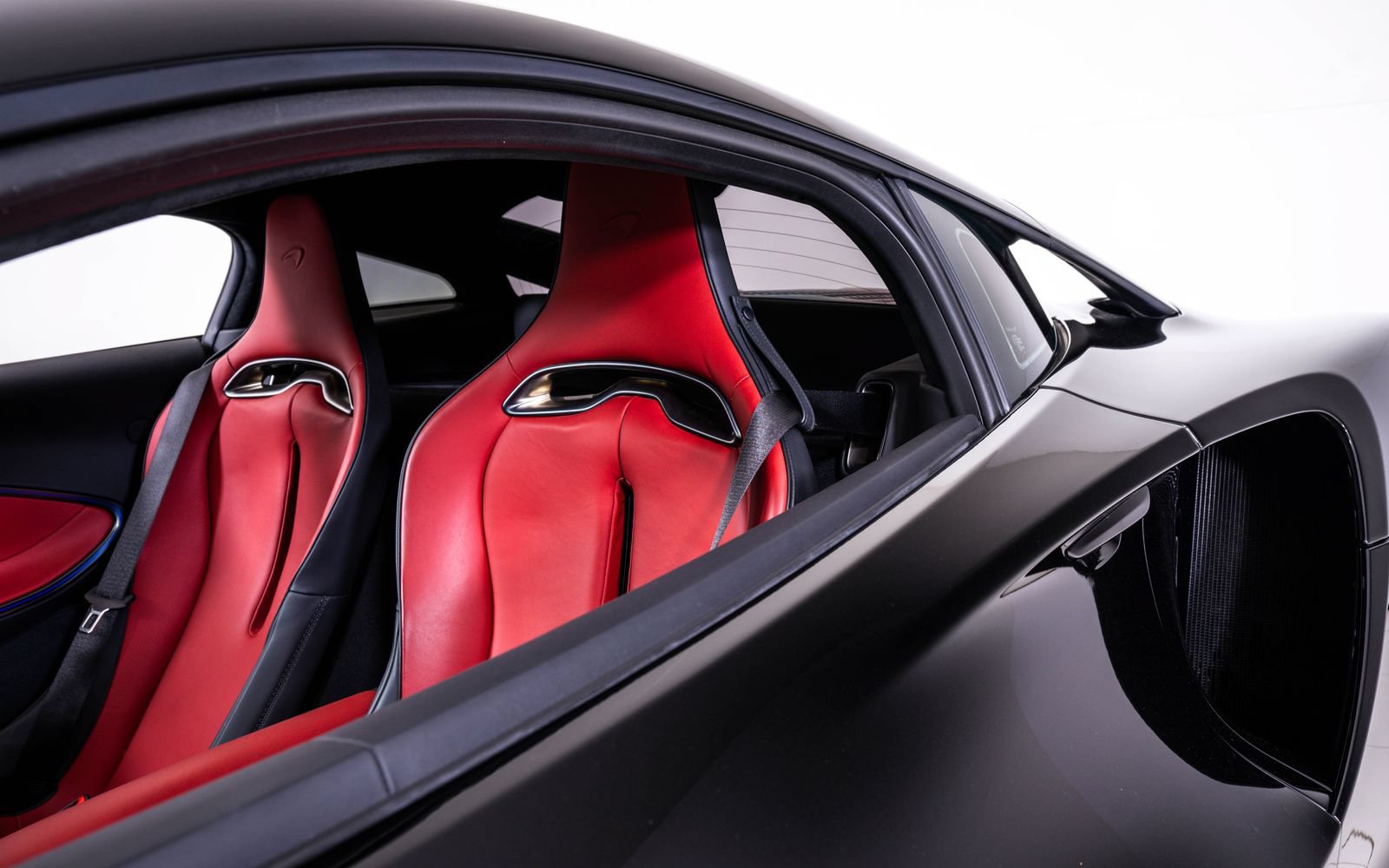 Used 2024 McLaren Artura RWD image 13