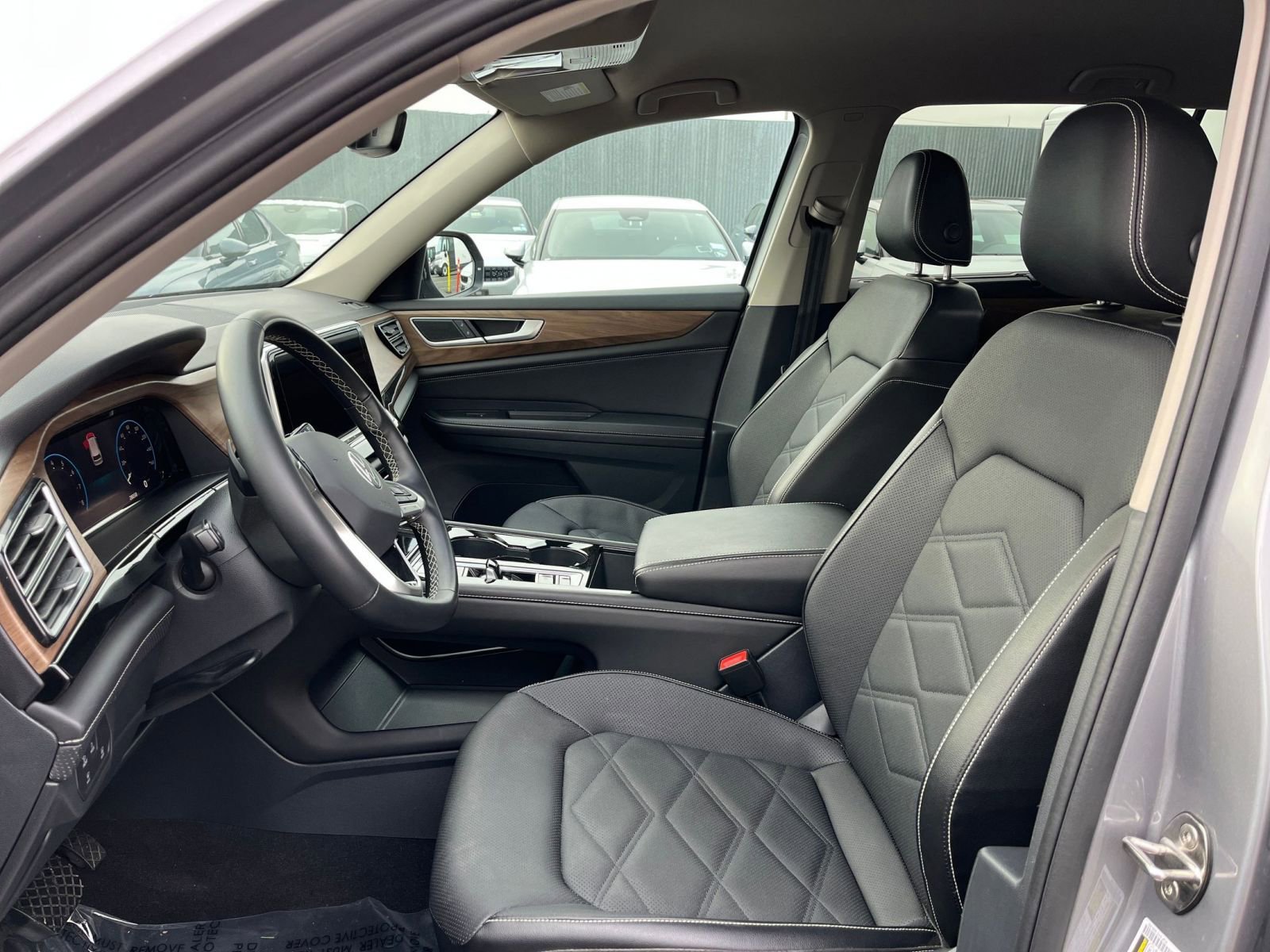 Used 2025 Volkswagen Atlas SE image 36