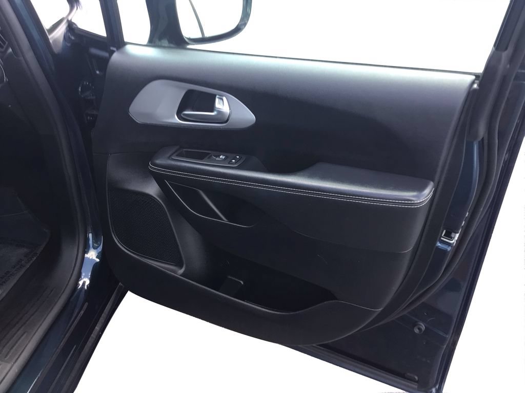 Used 2025 Chrysler Pacifica Limited FWD image 21