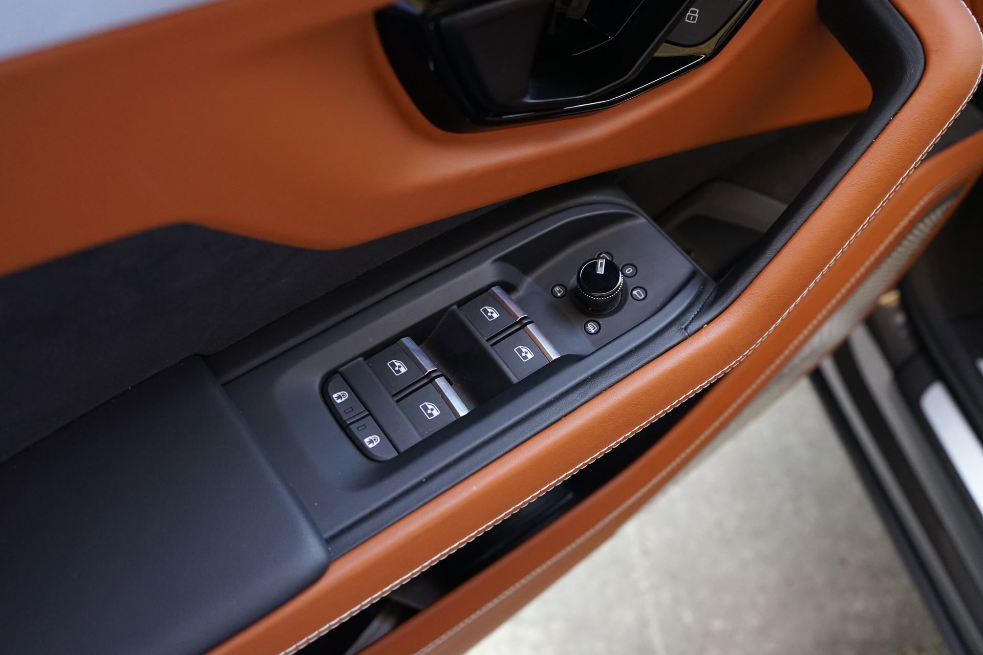 Used 2025 Lamborghini Urus SE image 30