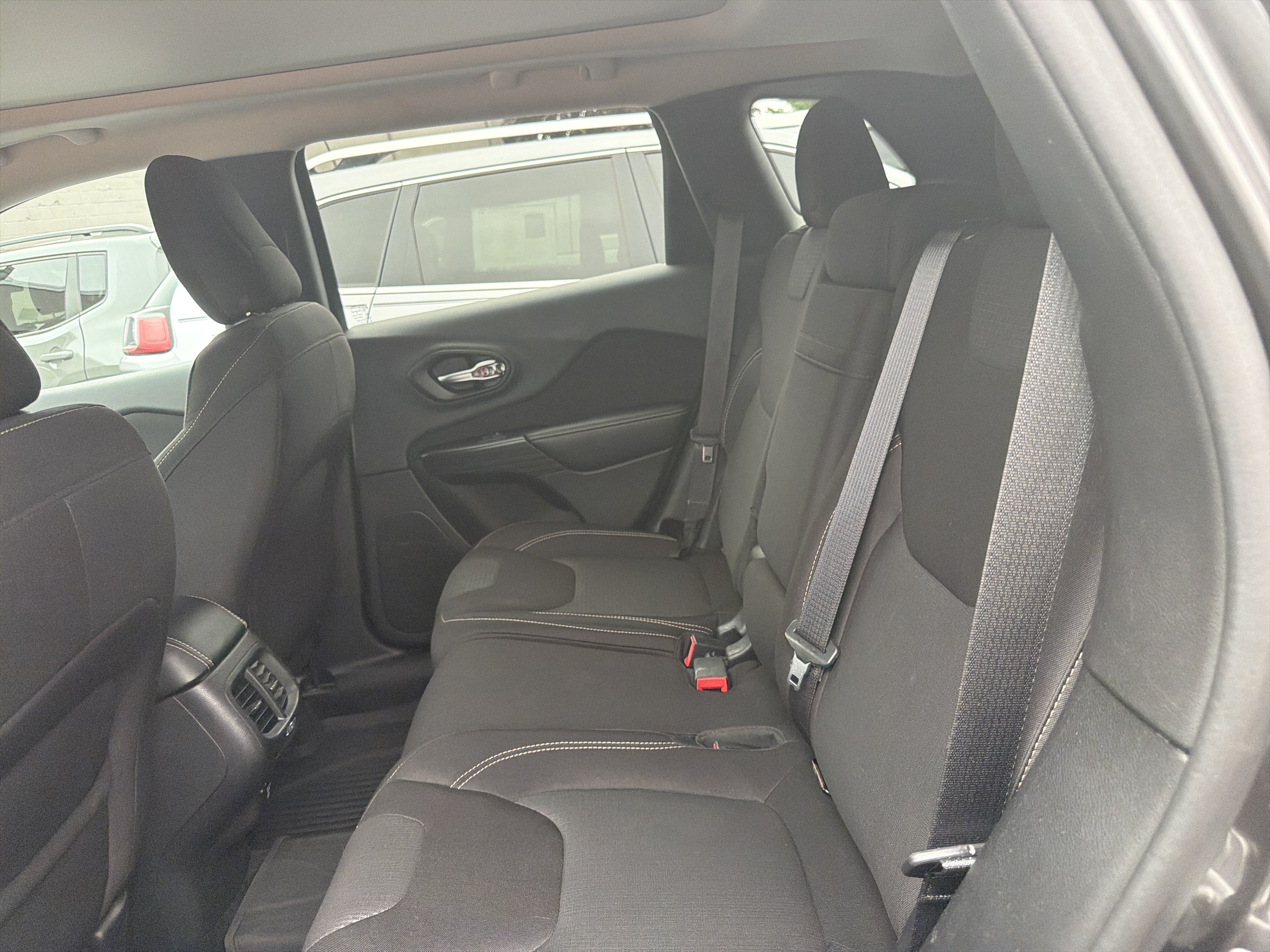 Used 2015 Jeep Cherokee Latitude w/ Comfort/Convenience Group AWD/4WD image 11