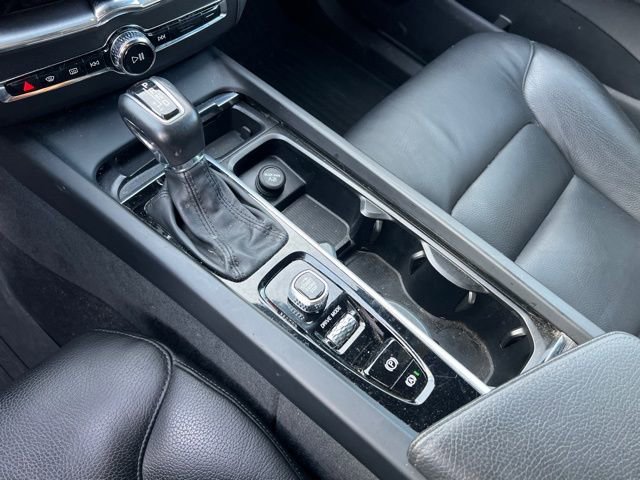 Used 2018 Volvo XC60 T6 Momentum w/ Convenience Package image 16