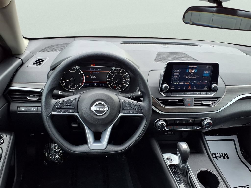 Used 2025 Nissan Altima 2.5 SV FWD image 9