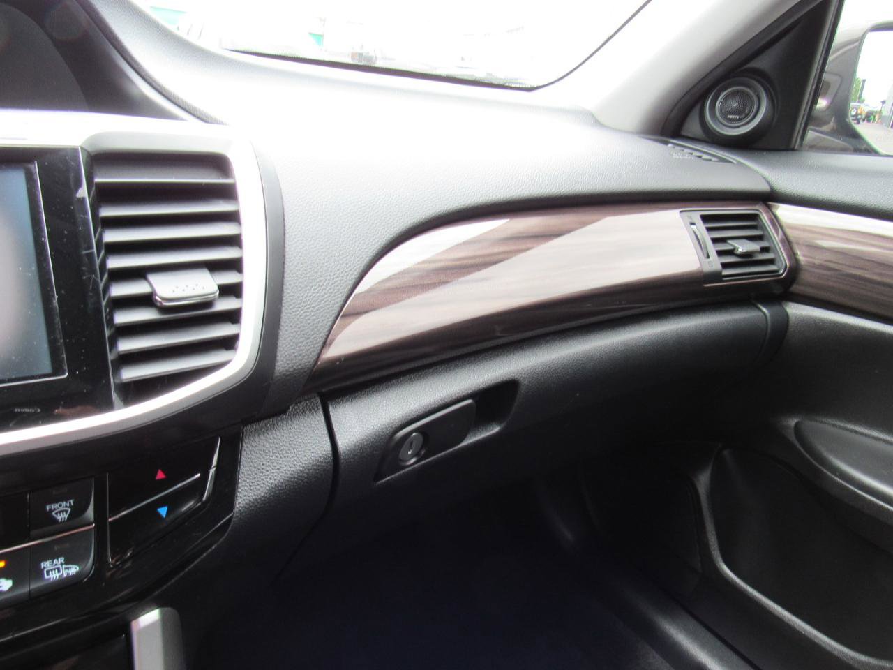 Used 2016 Honda Accord Touring image 26