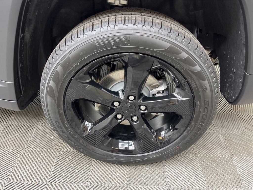 New 2025 Jeep Grand Cherokee Limited w/ Luxury Tech Group II image 4