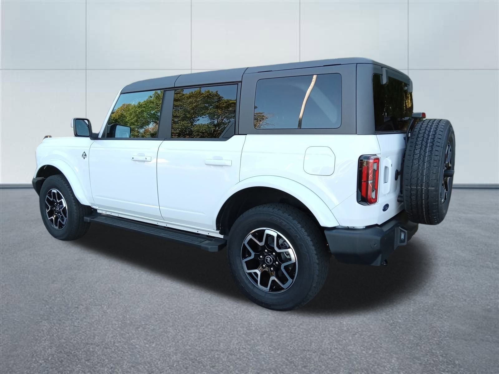 Used 2024 Ford Bronco Outer Banks image 3