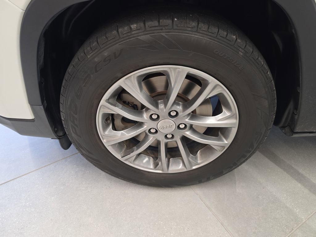 Used 2020 Jeep Cherokee Latitude Plus FWD image 33