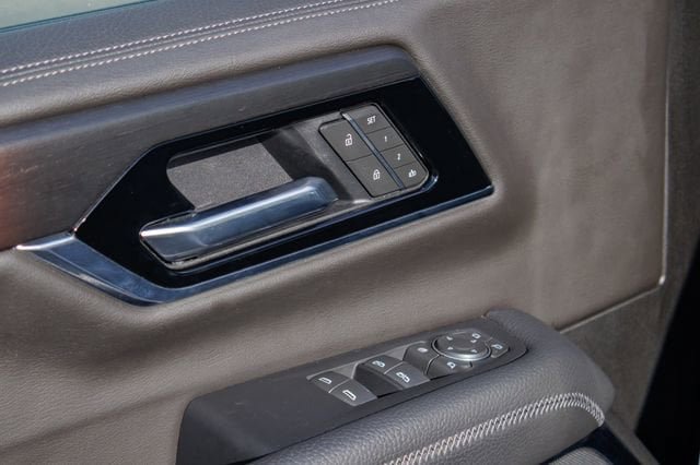 Used 2025 GMC Yukon XL Denali AWD/4WD image 17