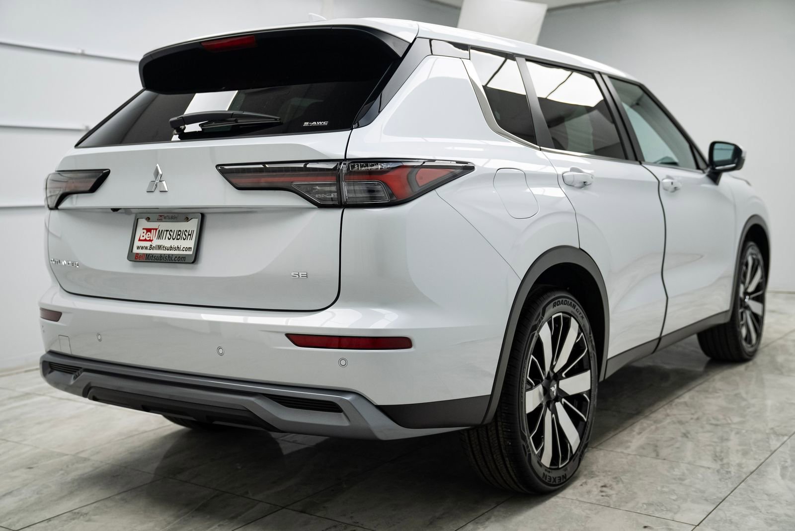 Used 2025 Mitsubishi Outlander SE image 9