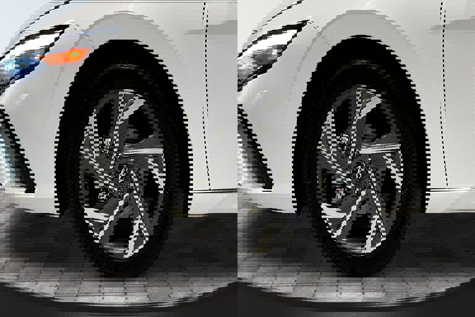 Used 2025 Hyundai Elantra Limited w/ Cargo Package image 33