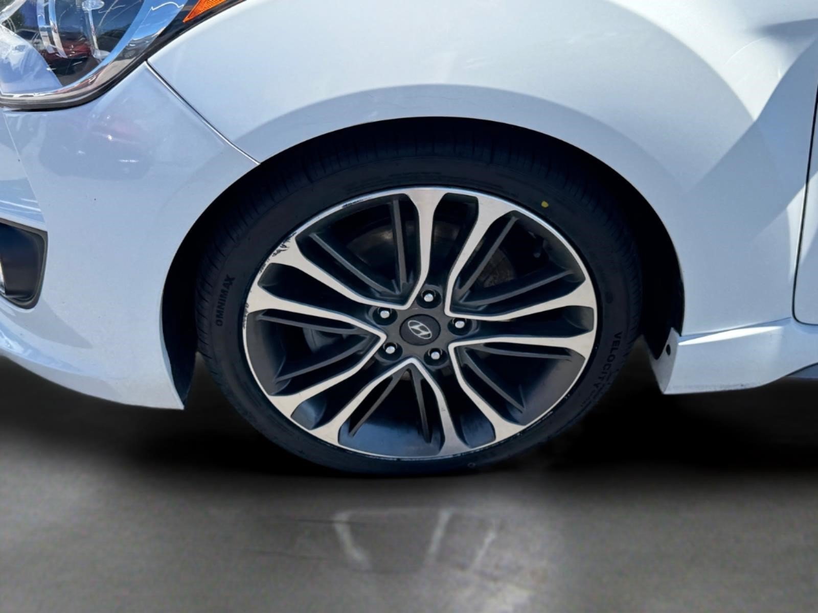 Used 2016 Hyundai Veloster Turbo w/ Option Group 04 FWD image 13