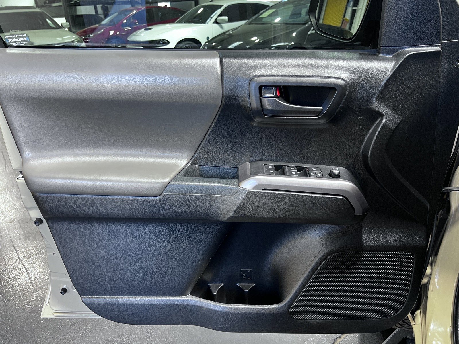 Used 2017 Toyota Tacoma SR5 w/ Tow Package RWD image 24