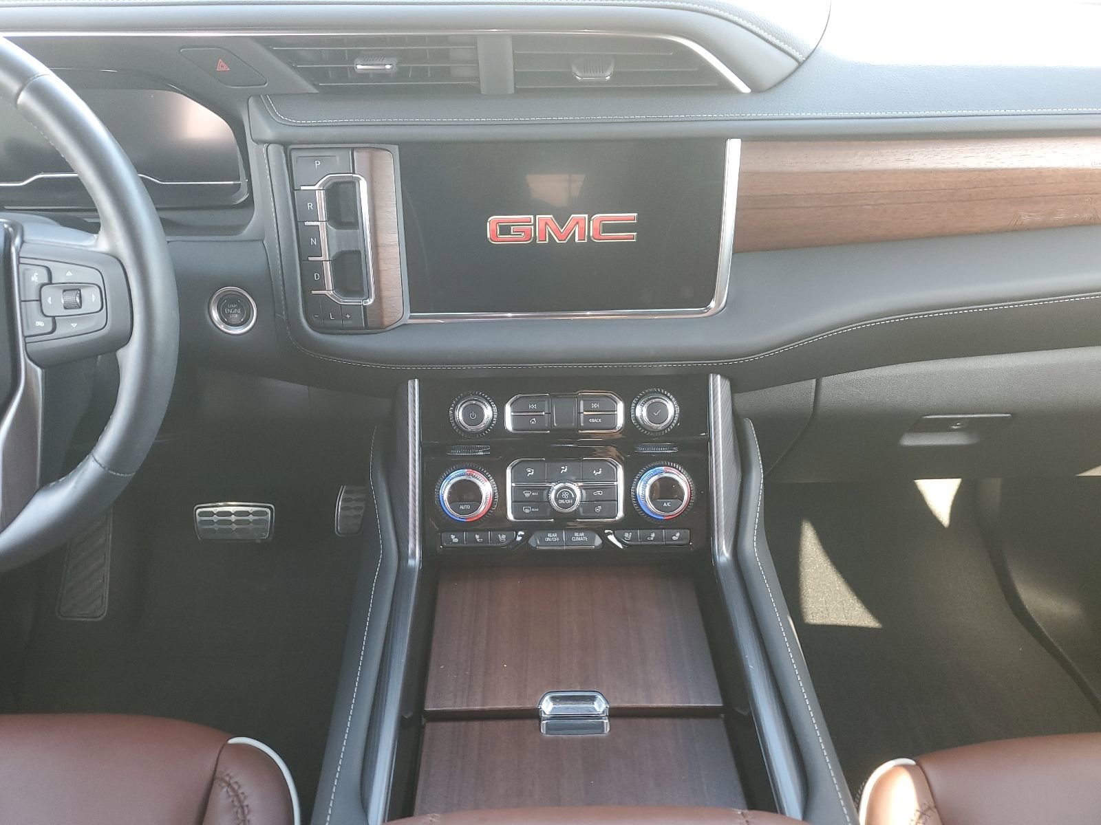 Used 2024 GMC Yukon Denali Ultimate w/ LPO, Floor Liner Package AWD/4WD image 10