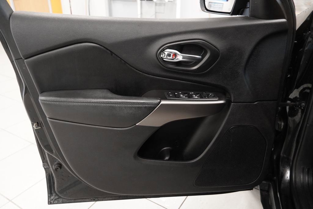 Used 2020 Jeep Cherokee Latitude FWD image 11