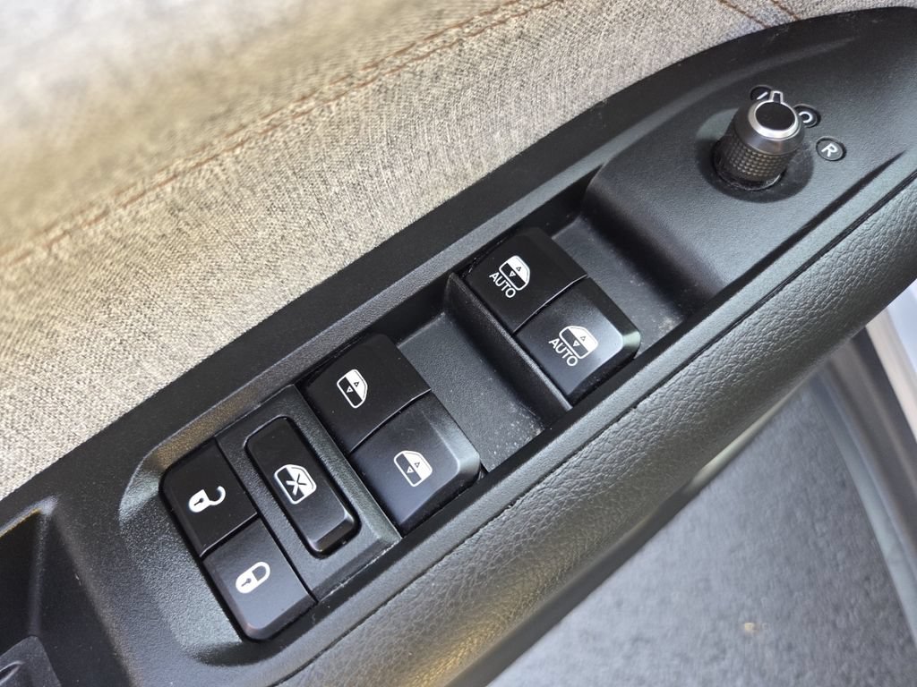 Used 2023 Jeep Compass Latitude AWD/4WD image 30