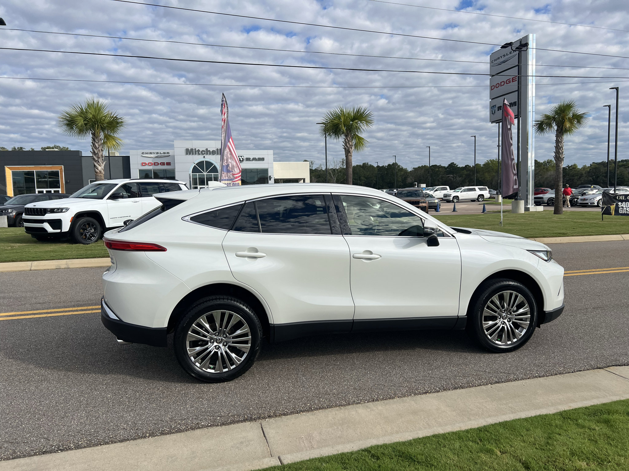Used 2022 Toyota Venza XLE AWD/4WD image 3