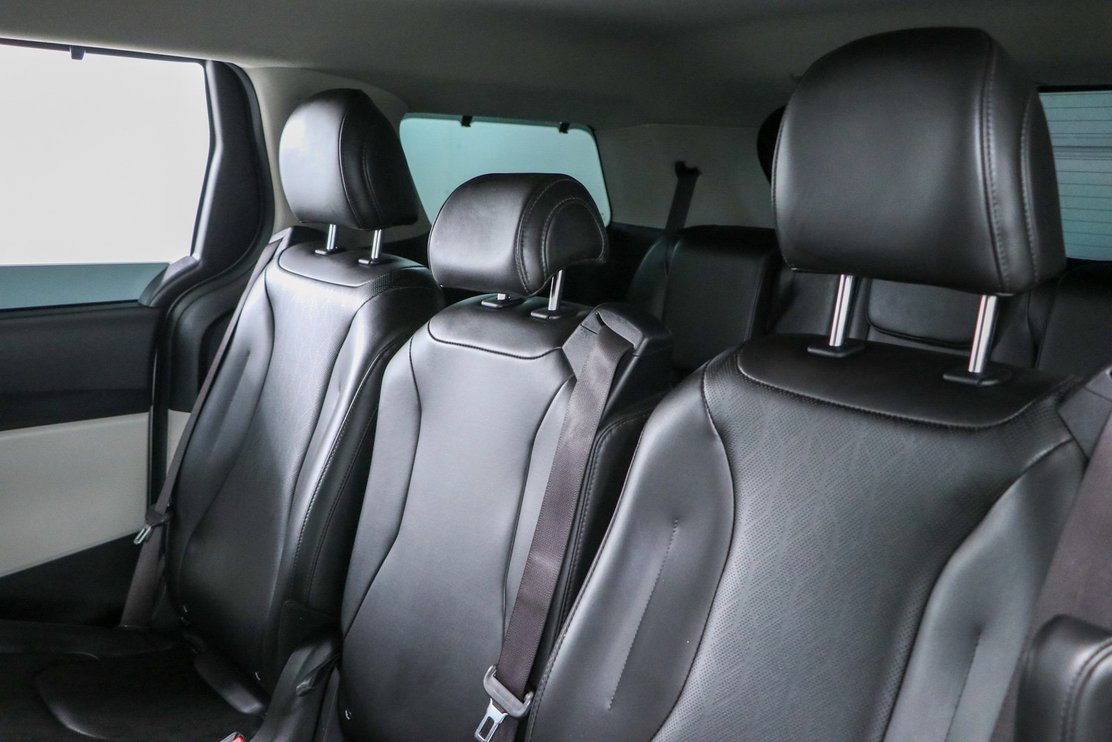 Used 2022 Kia Carnival EX FWD image 24