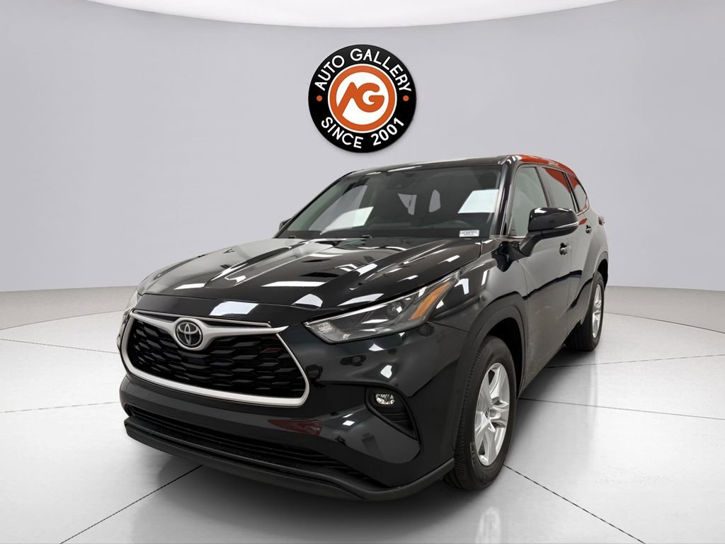 Used 2024 Toyota Highlander LE FWD image 3