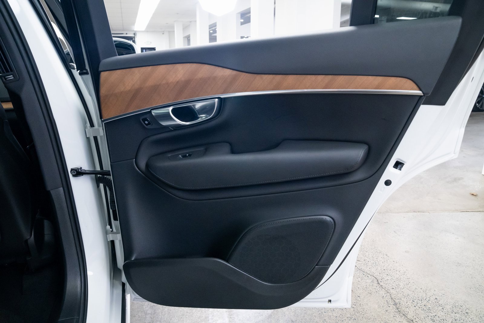 Used 2025 Volvo XC90 T8 Plus image 23