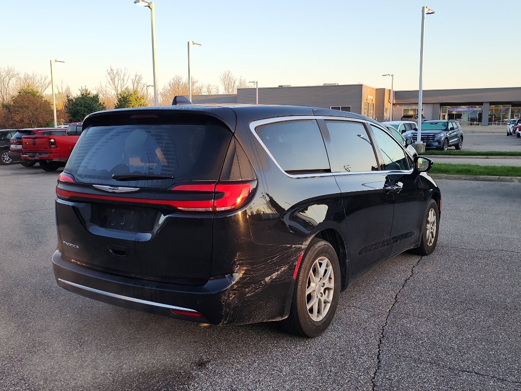 Used 2024 Chrysler Pacifica Touring-L FWD image 7