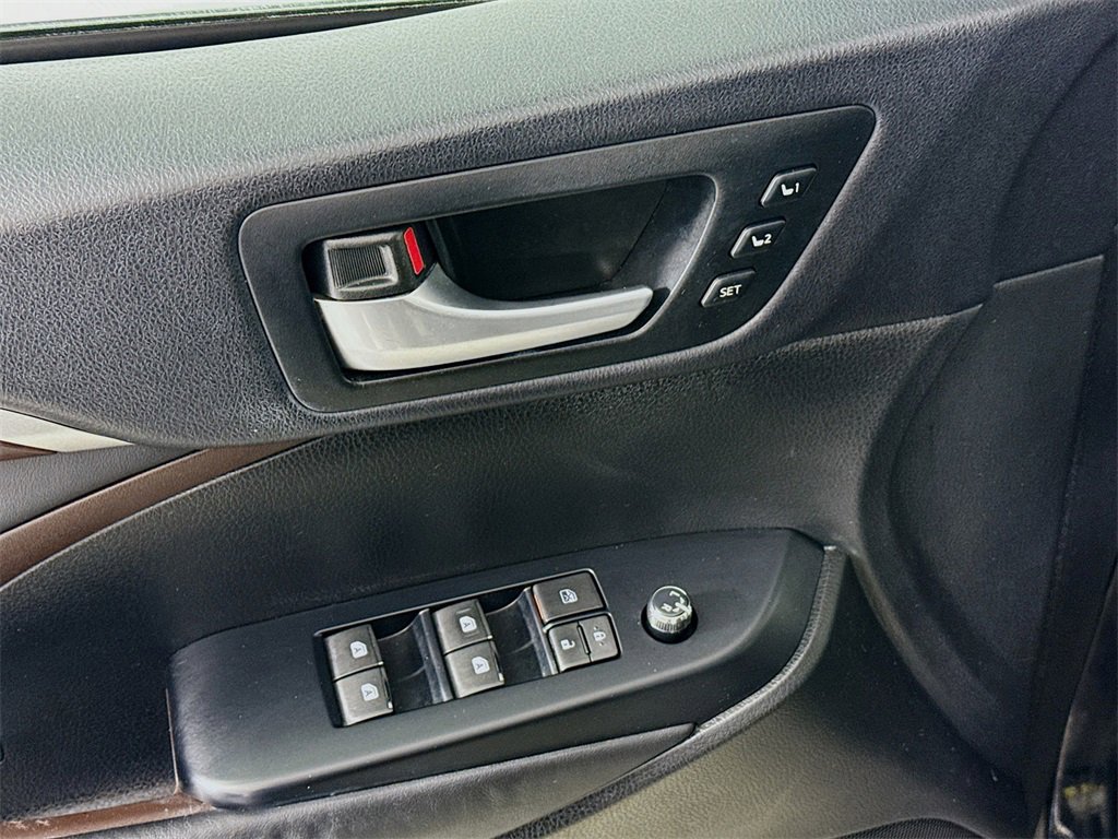 Used 2015 Toyota Highlander Limited image 18