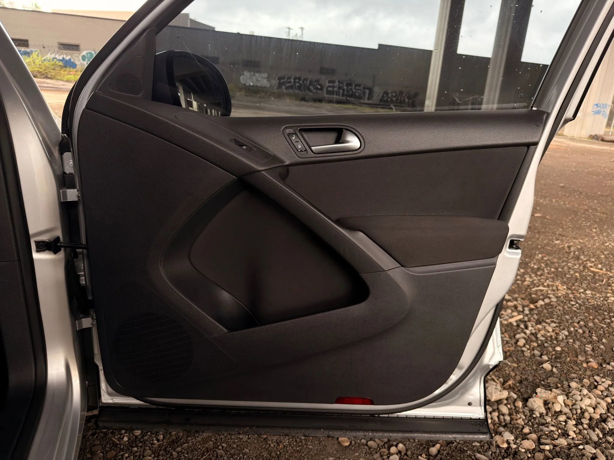 Used 2011 Volkswagen Tiguan S image 28