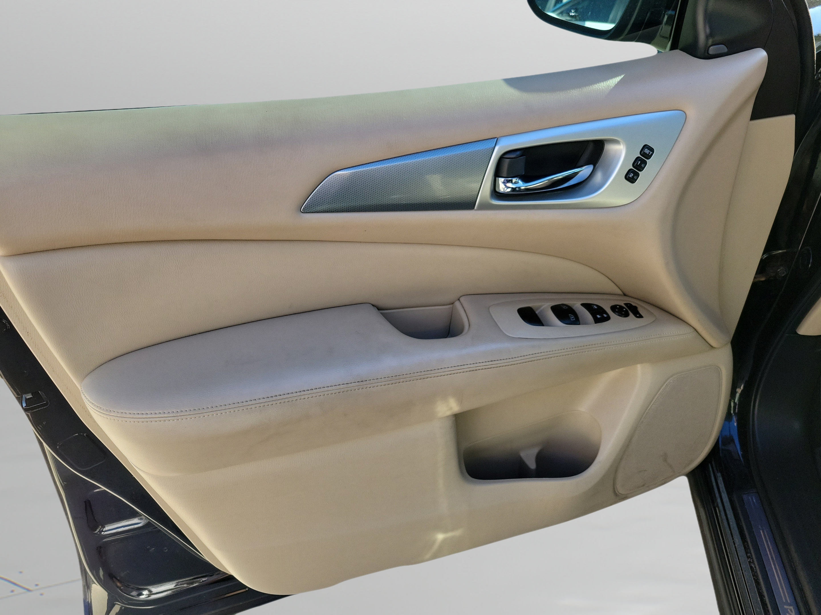 Used 2018 Nissan Pathfinder SL FWD image 6