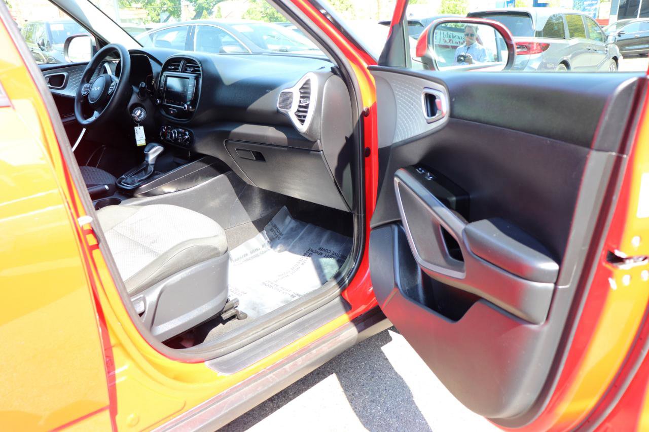 Used 2023 Kia Soul LX w/ LX Technology Package FWD image 15