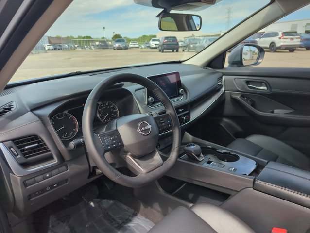 Used 2025 Nissan Rogue SV w/ SV Premium Package image 11