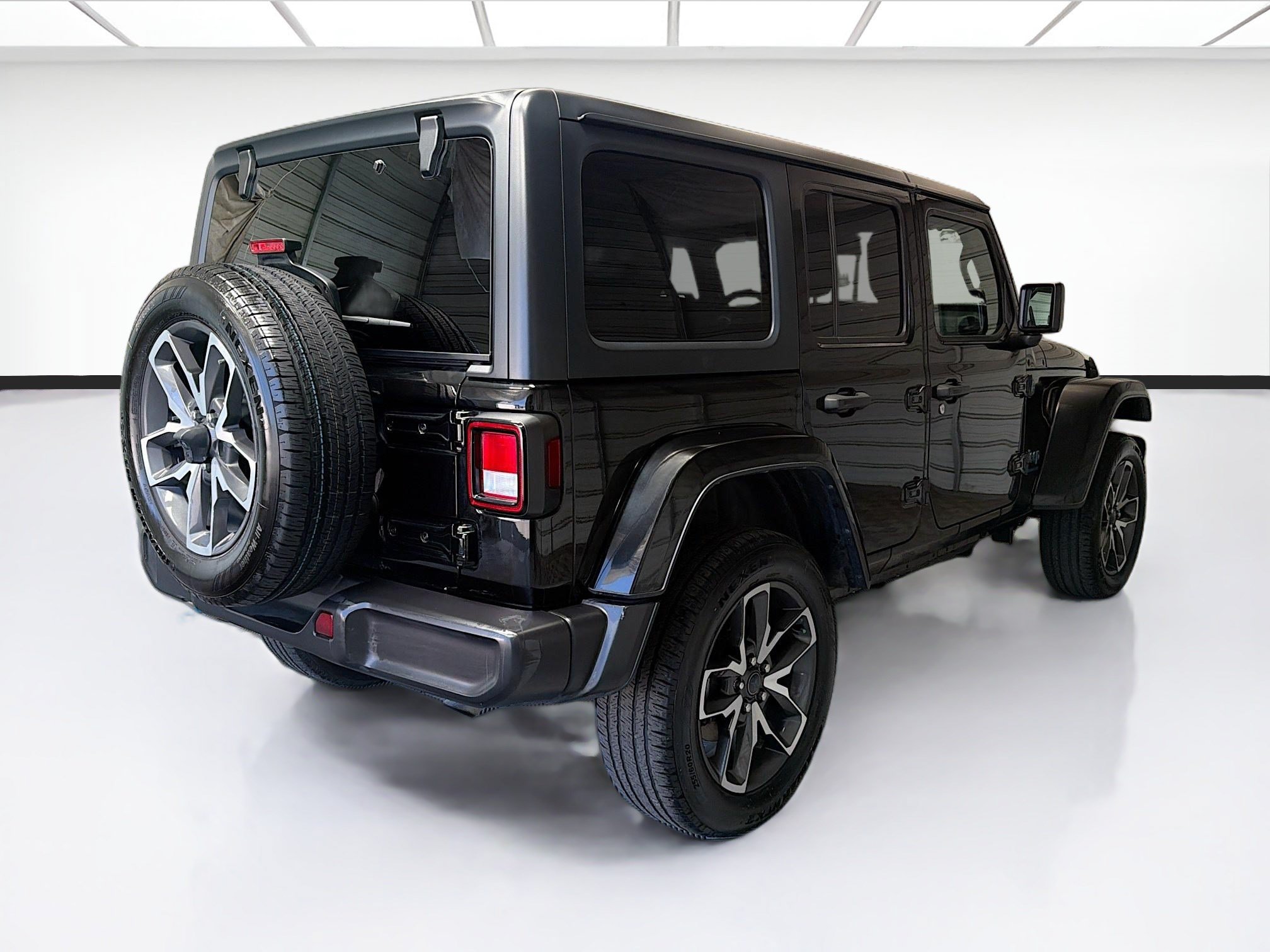 Used 2024 Jeep Wrangler Unlimited AWD/4WD image 4
