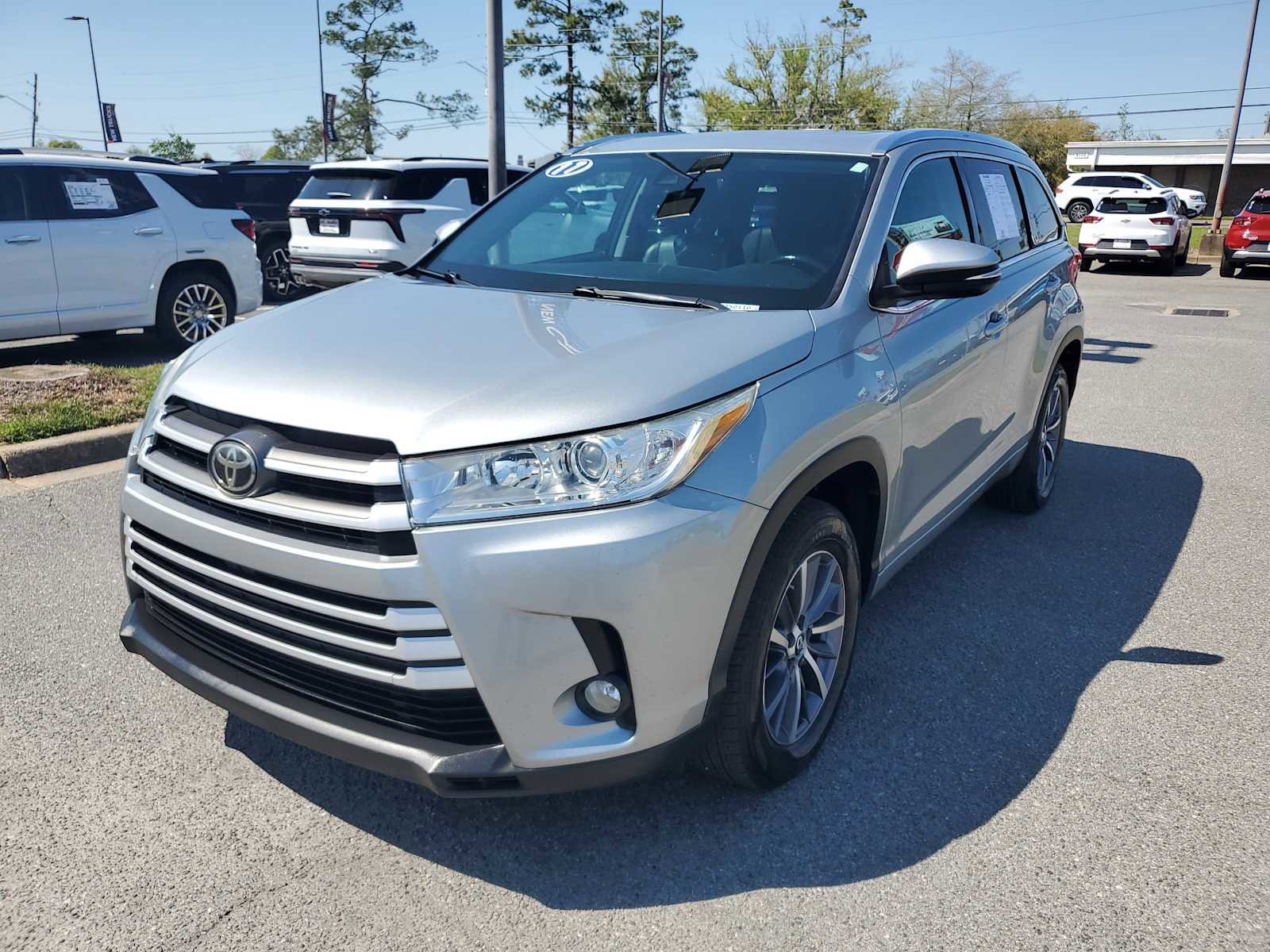 Used 2017 Toyota Highlander XLE image 1