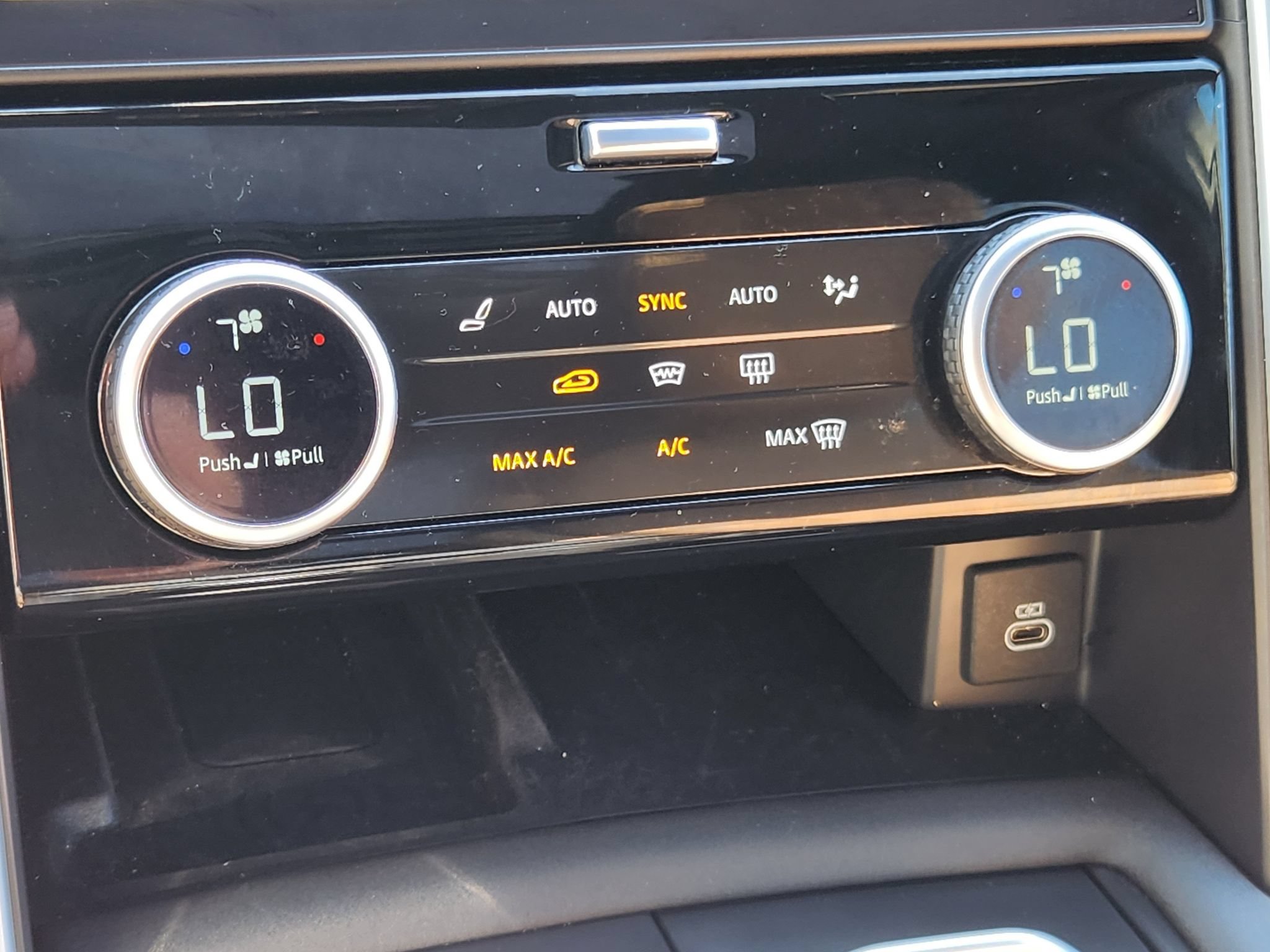 Used 2025 Land Rover Discovery Dynamic SE AWD/4WD image 30