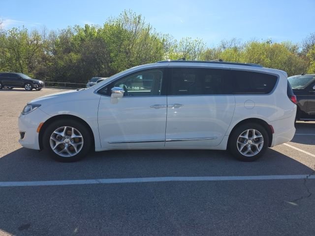 Used 2020 Chrysler Pacifica Limited image 2