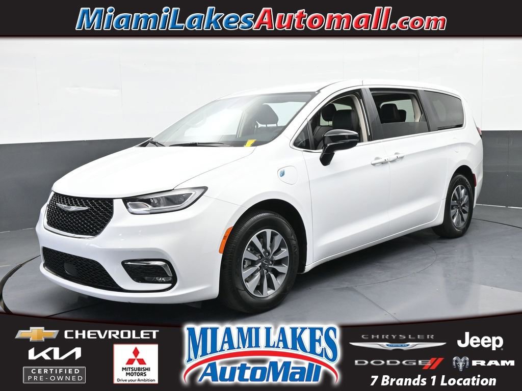 Used 2024 Chrysler Pacifica Select image 1