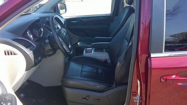 Used 2016 Chrysler Town & Country Touring FWD image 5