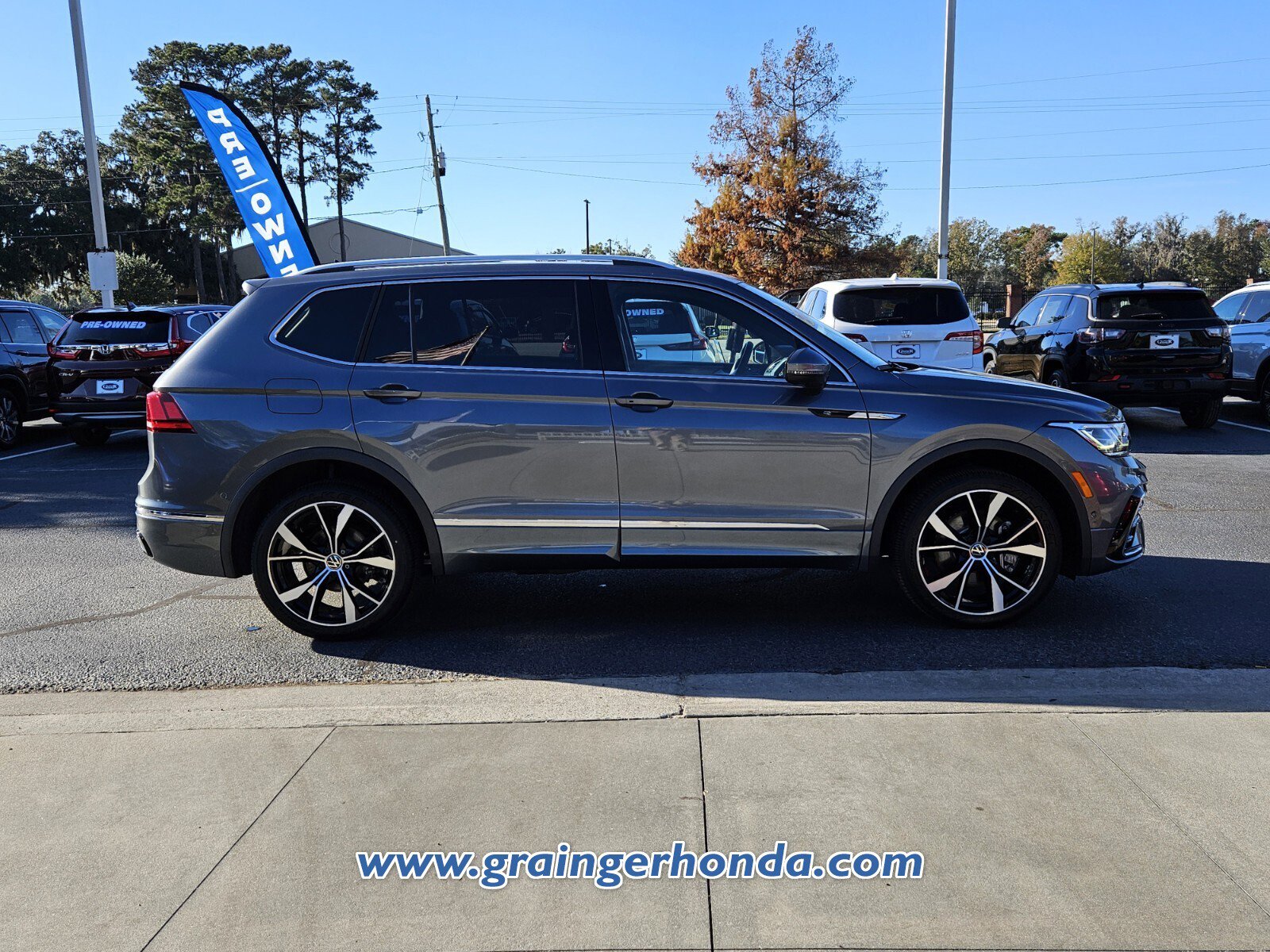 Used 2022 Volkswagen Tiguan SEL R-Line image 6