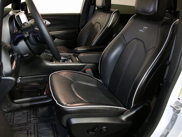 Used 2025 Chrysler Pacifica Limited image 4