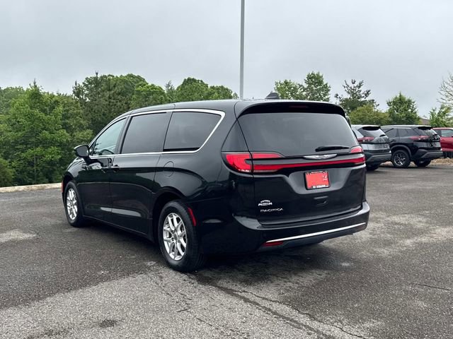 Used 2023 Chrysler Pacifica Touring-L FWD image 7