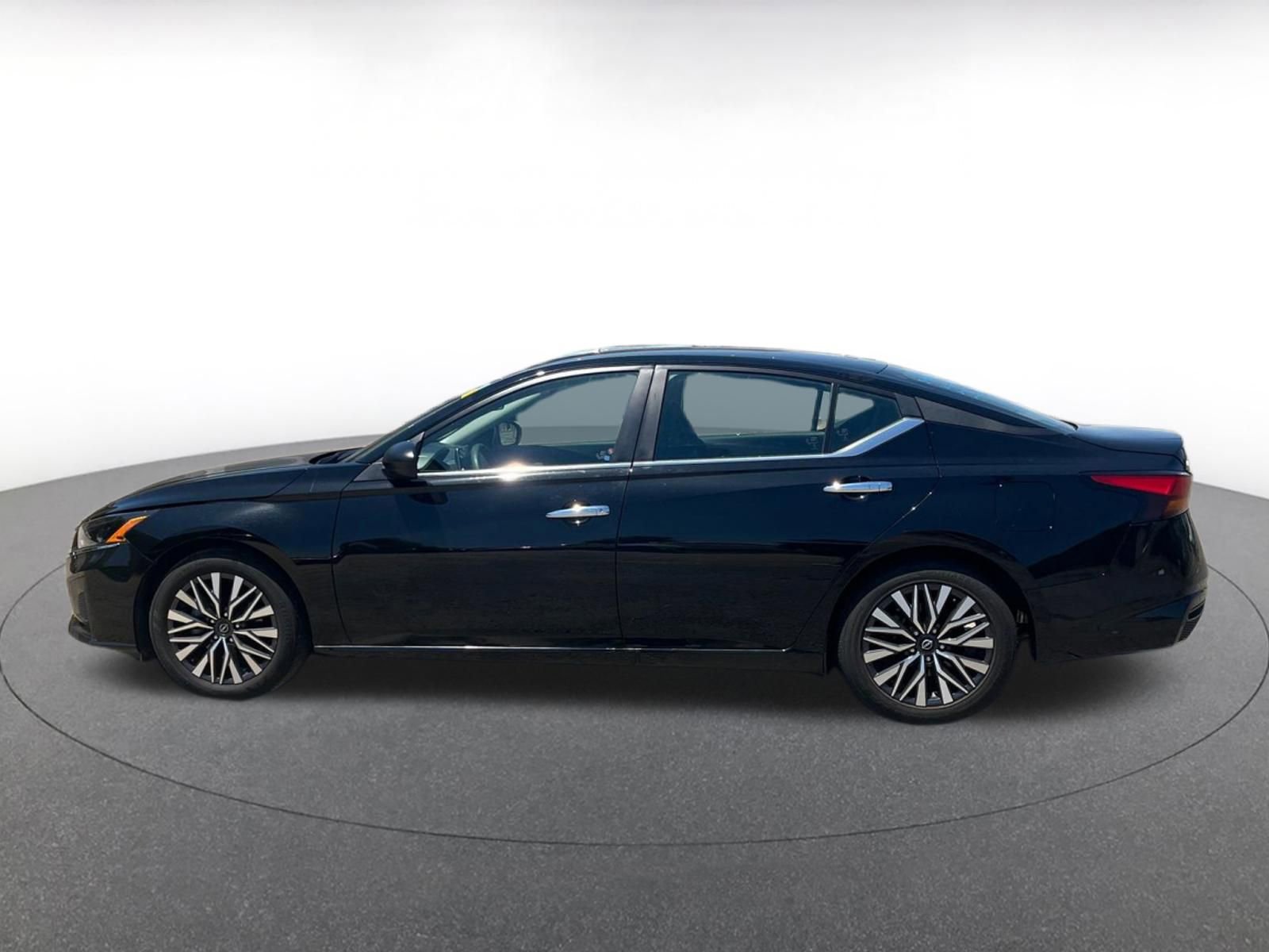 Used 2025 Nissan Altima 2.5 SV FWD image 9