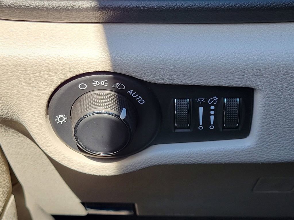 Used 2024 Chrysler Voyager LX image 12