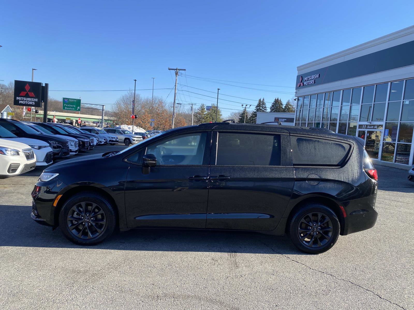 Used 2021 Chrysler Pacifica Touring-L w/ Premium & Safety Sphere Group image 2