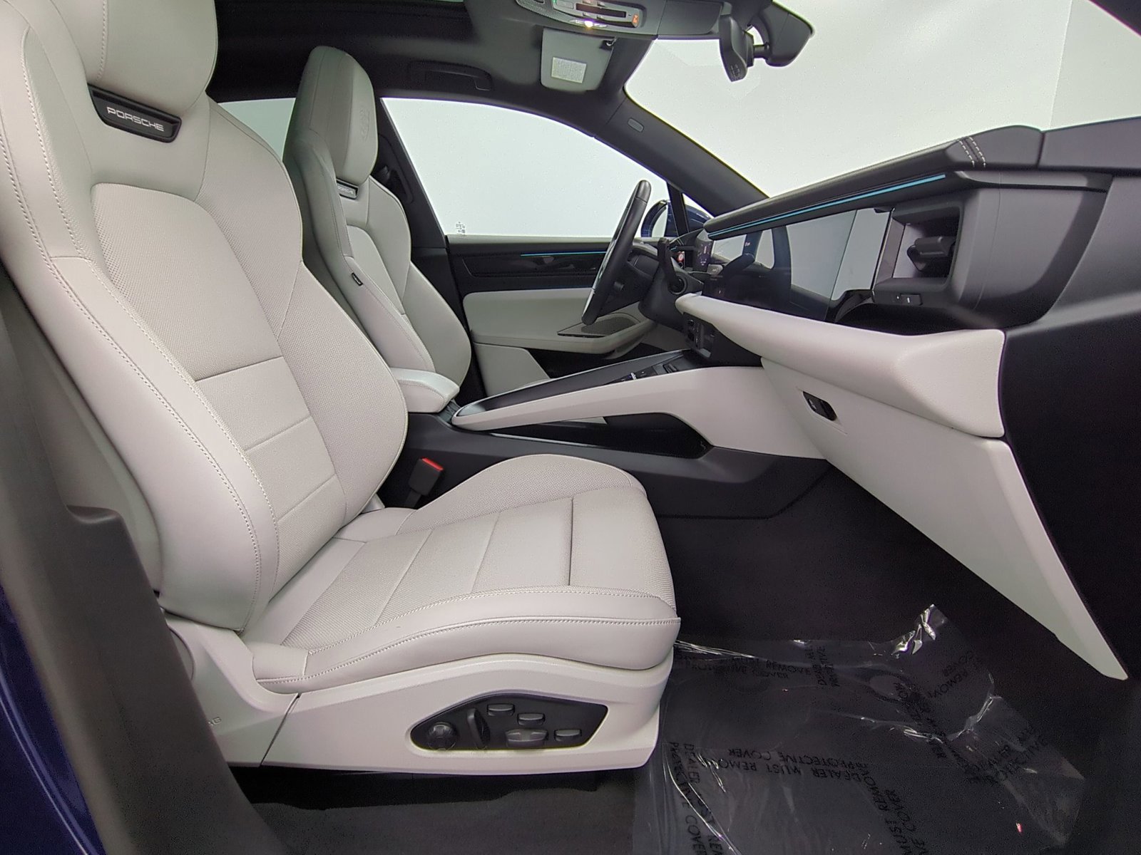 Certified 2025 Porsche Macan 4 Electric image 26